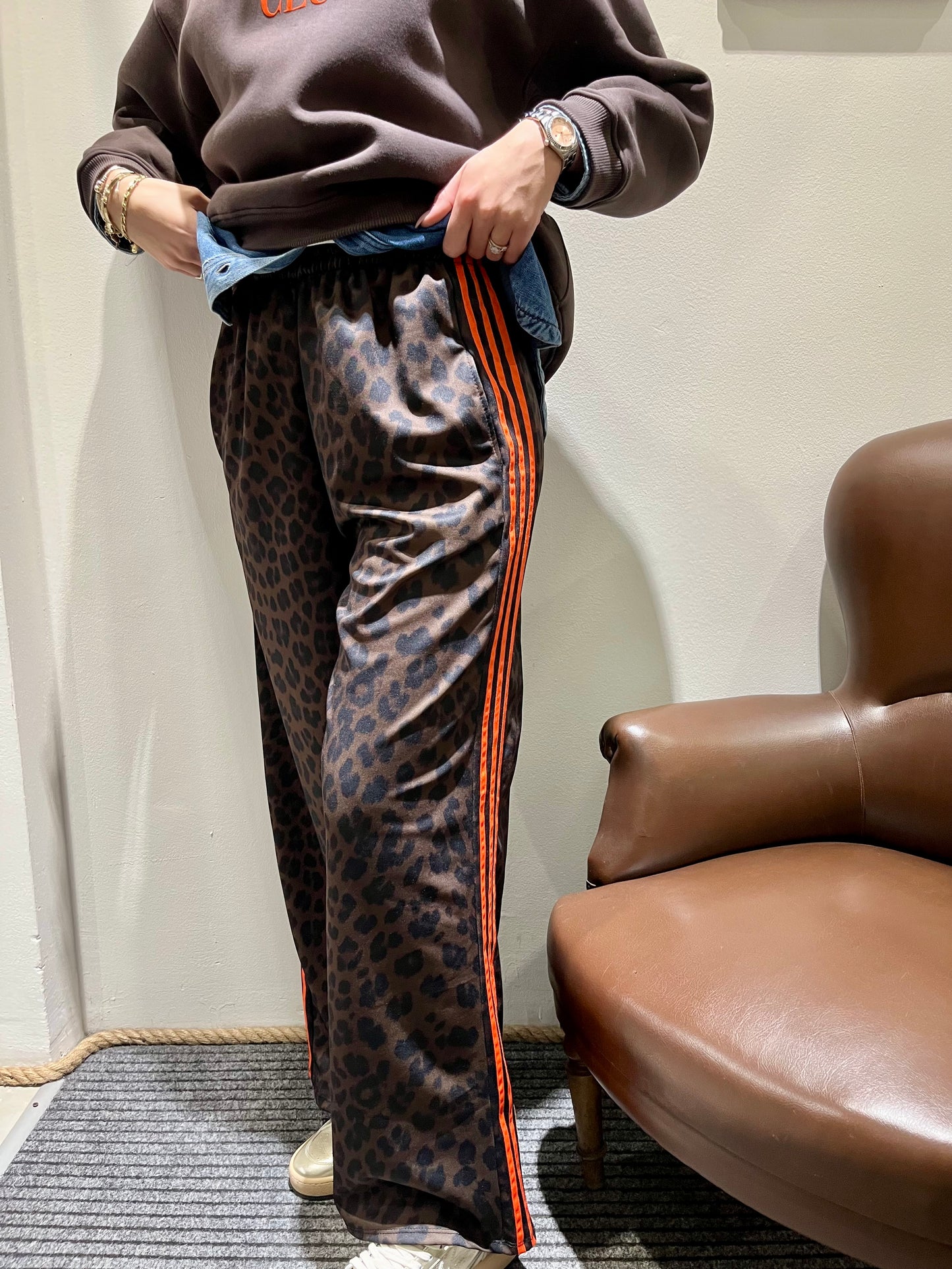 Pantaloni sportivi animalier con banda laterale Alaska