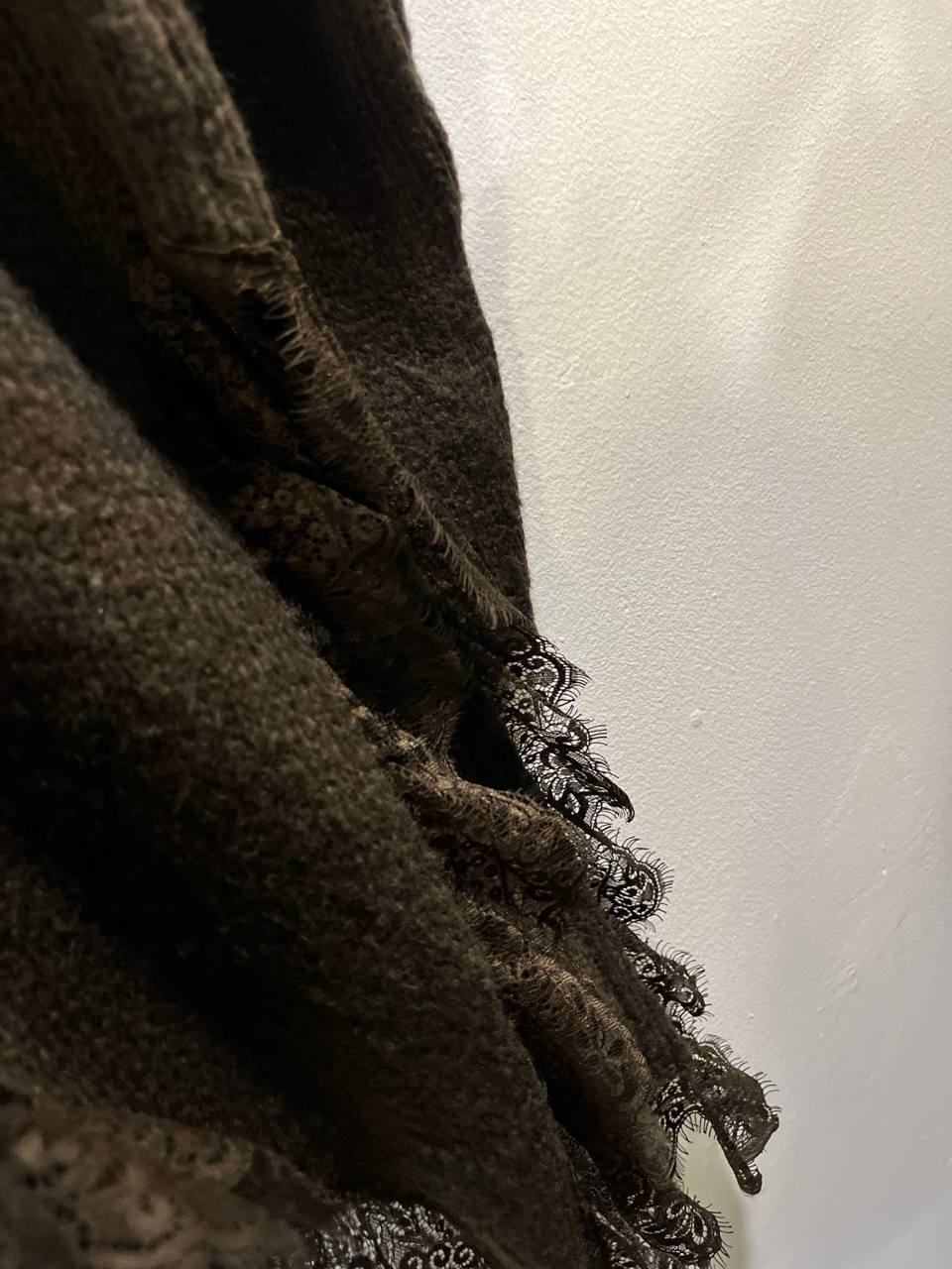 Maglione over con scollo a V e bordo in pizzo Talia