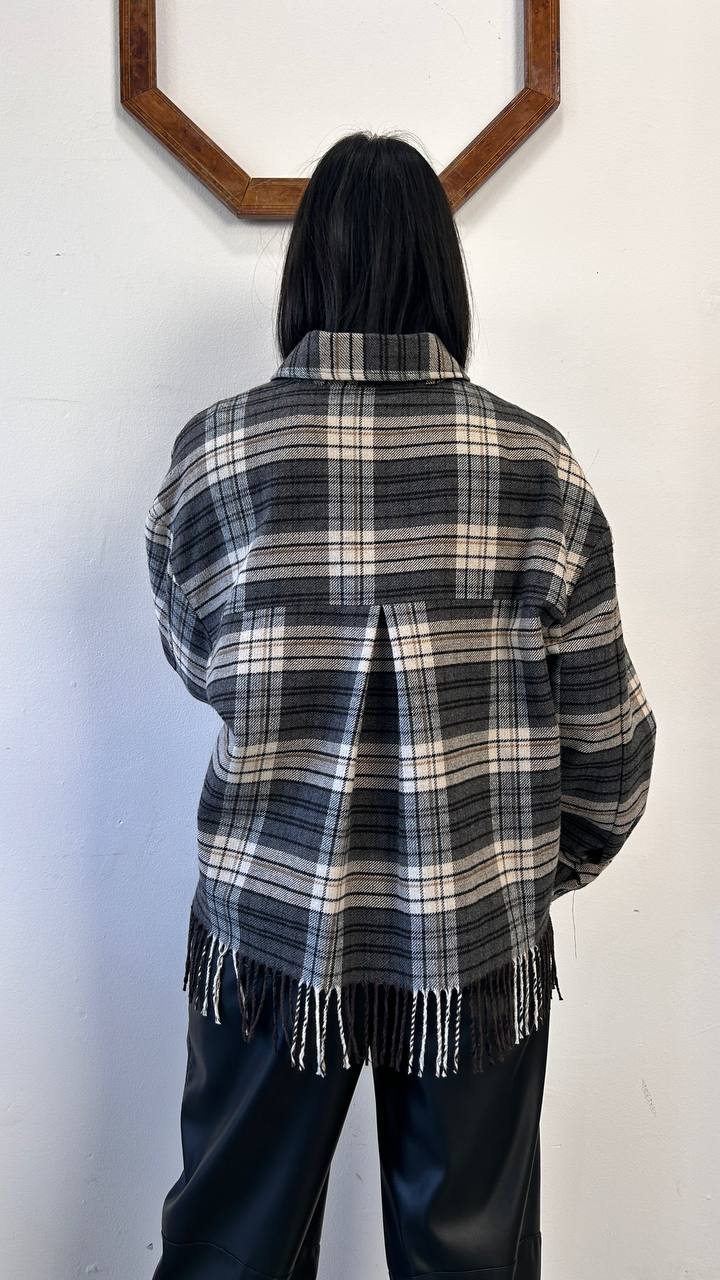 Camicia over in tessuto a quadri con frange Vianella