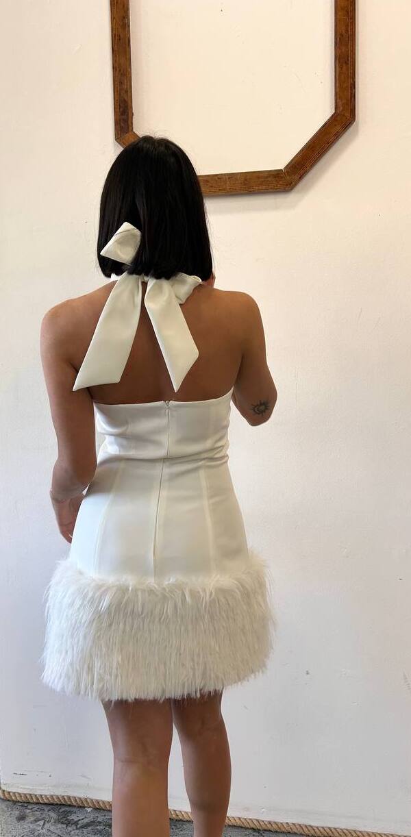 Abito collo halter ecopelliccia sul fondo Milia