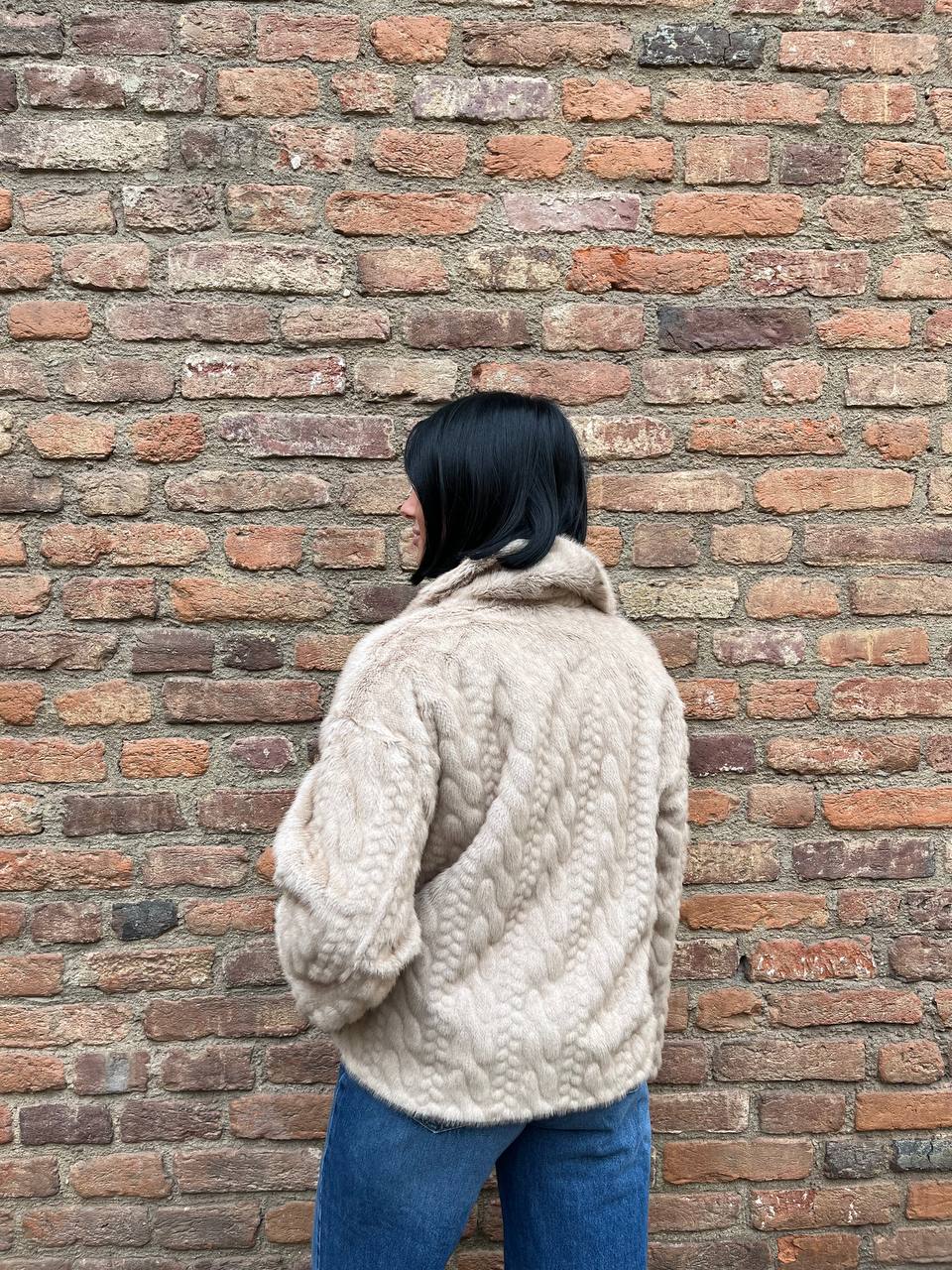 Ecopelliccia corta con motivo trecce Nevira