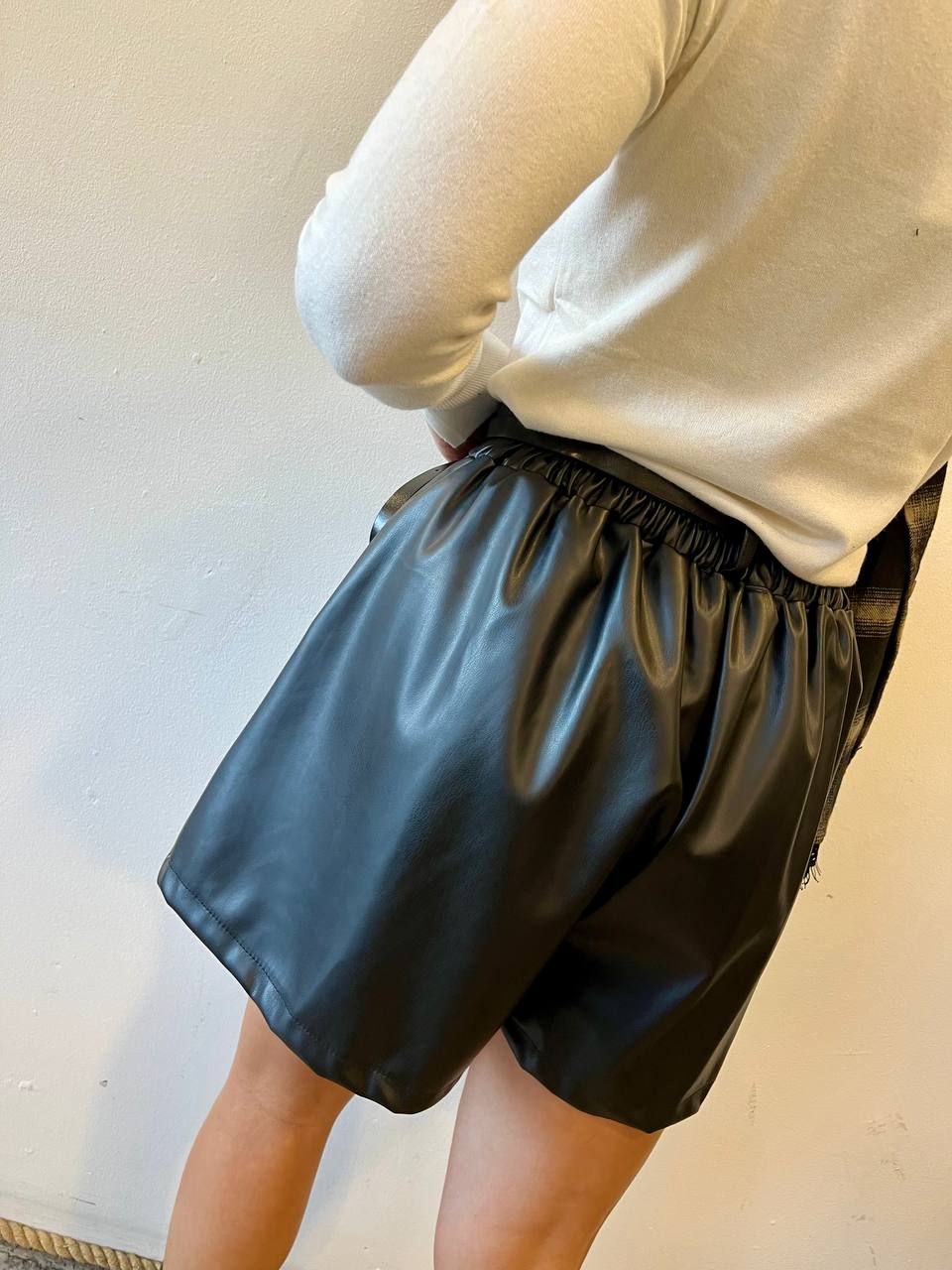 Shorts a vita alta in ecopelle con cintura Sovira