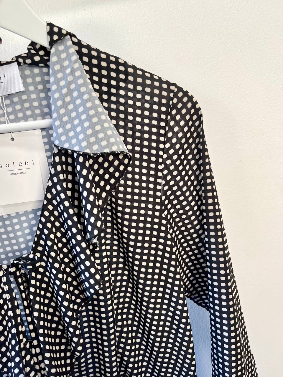 Camicia con stampa a pois e volant Emina