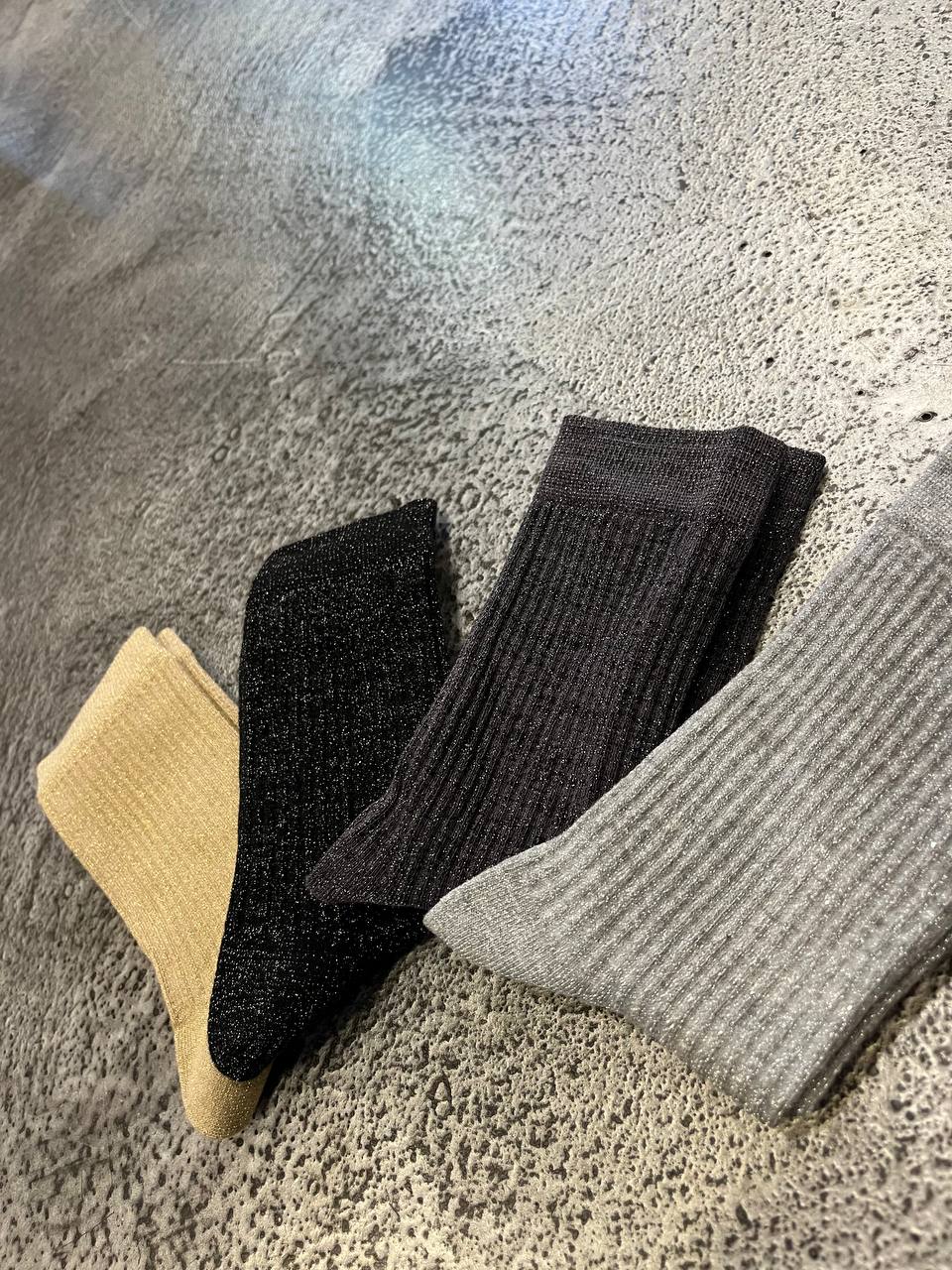 Calze a coste con filato luminoso Nairis