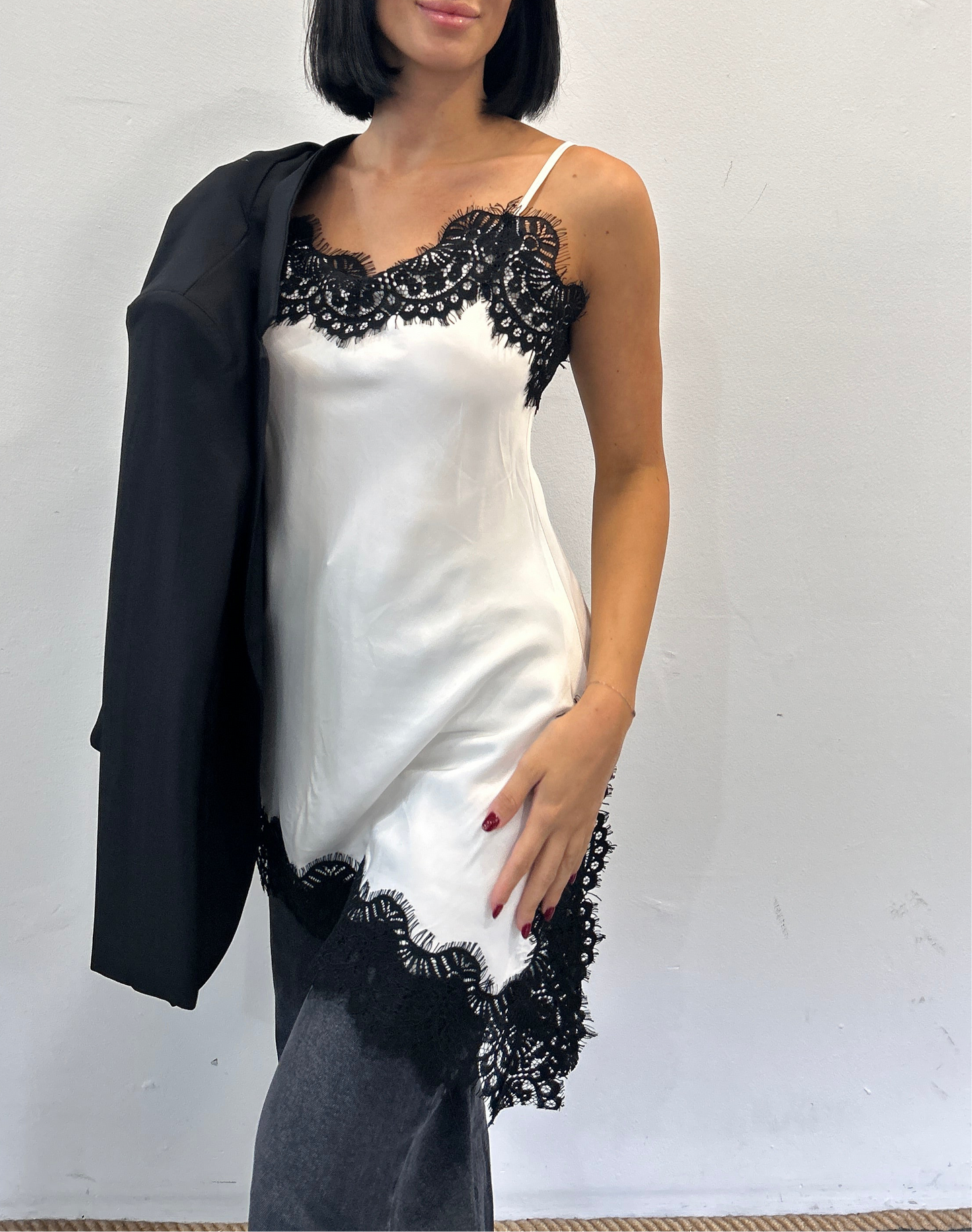 Abito in raso con spacco laterale Melia