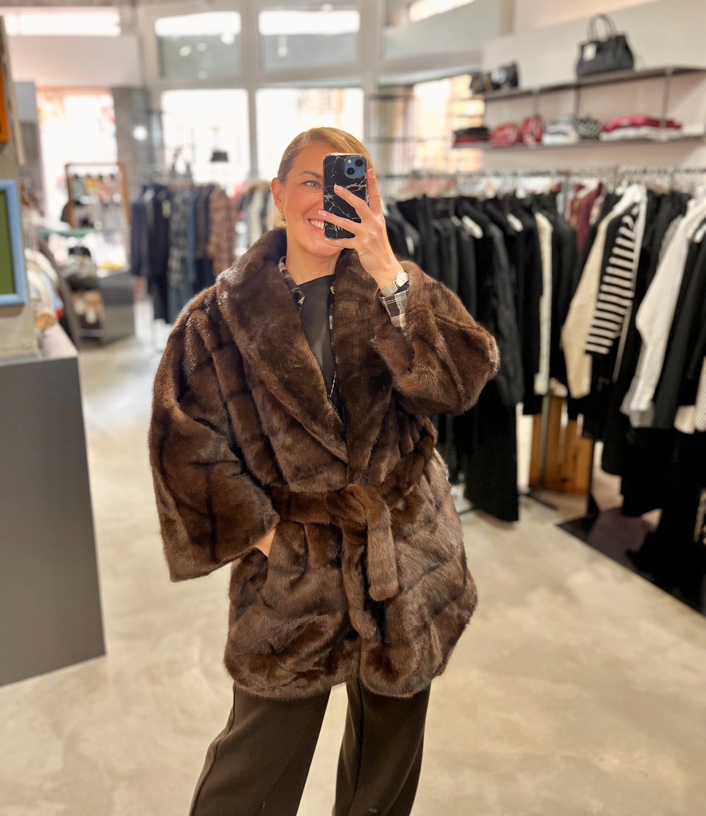 Pelliccia ecologica lavorata con collo sciarpa Asia