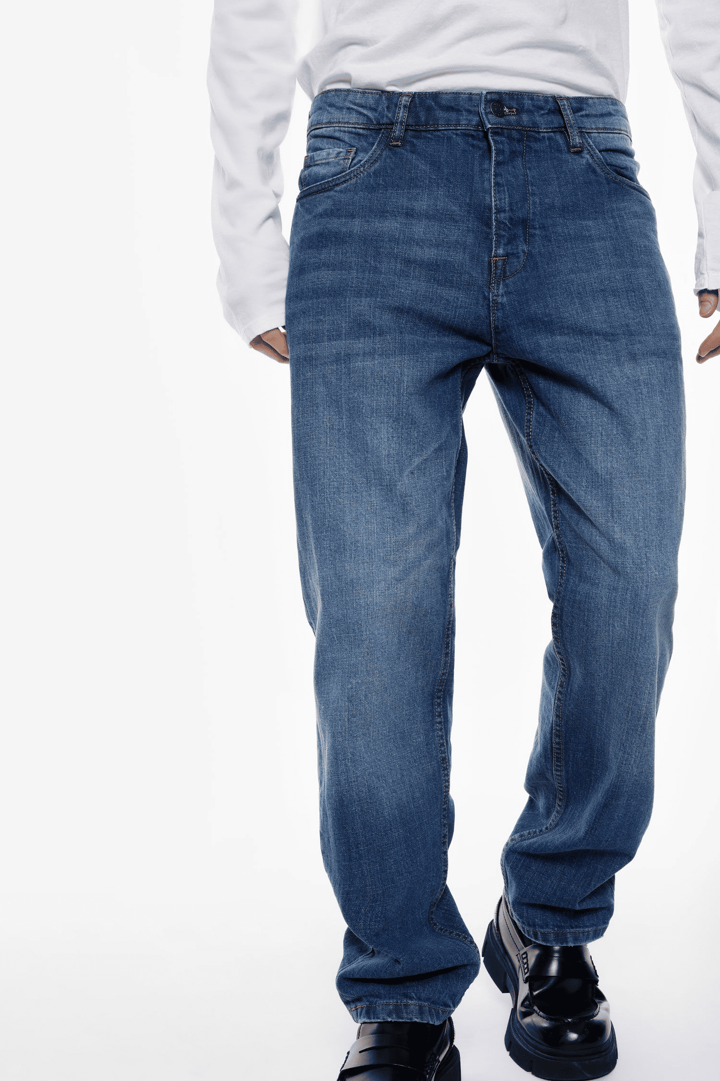 Jeans straight-leg con cinque tasche e chiusura a bottone