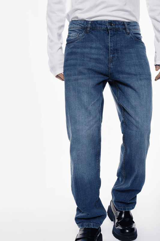 Jeans straight-leg con cinque tasche e chiusura a bottone