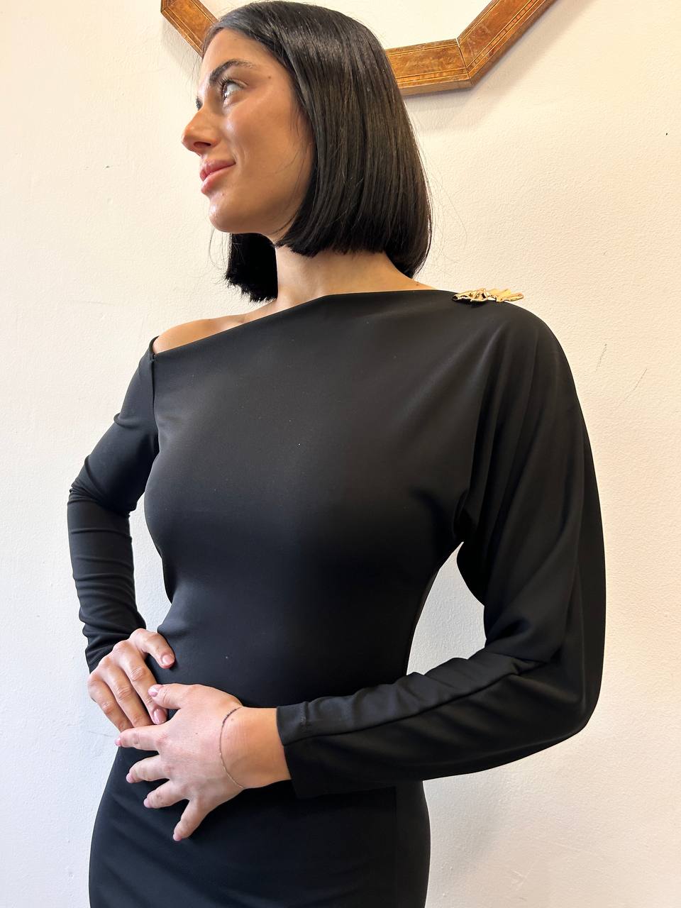 Abito a maniche lunghe con spilla su scollo Aliris