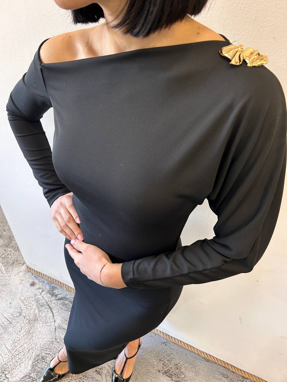 Abito a maniche lunghe con spilla su scollo Aliris