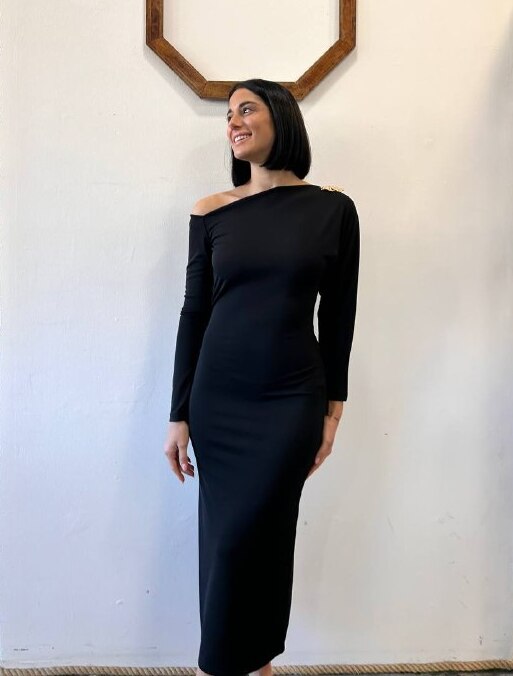 Abito a maniche lunghe con spilla su scollo Aliris