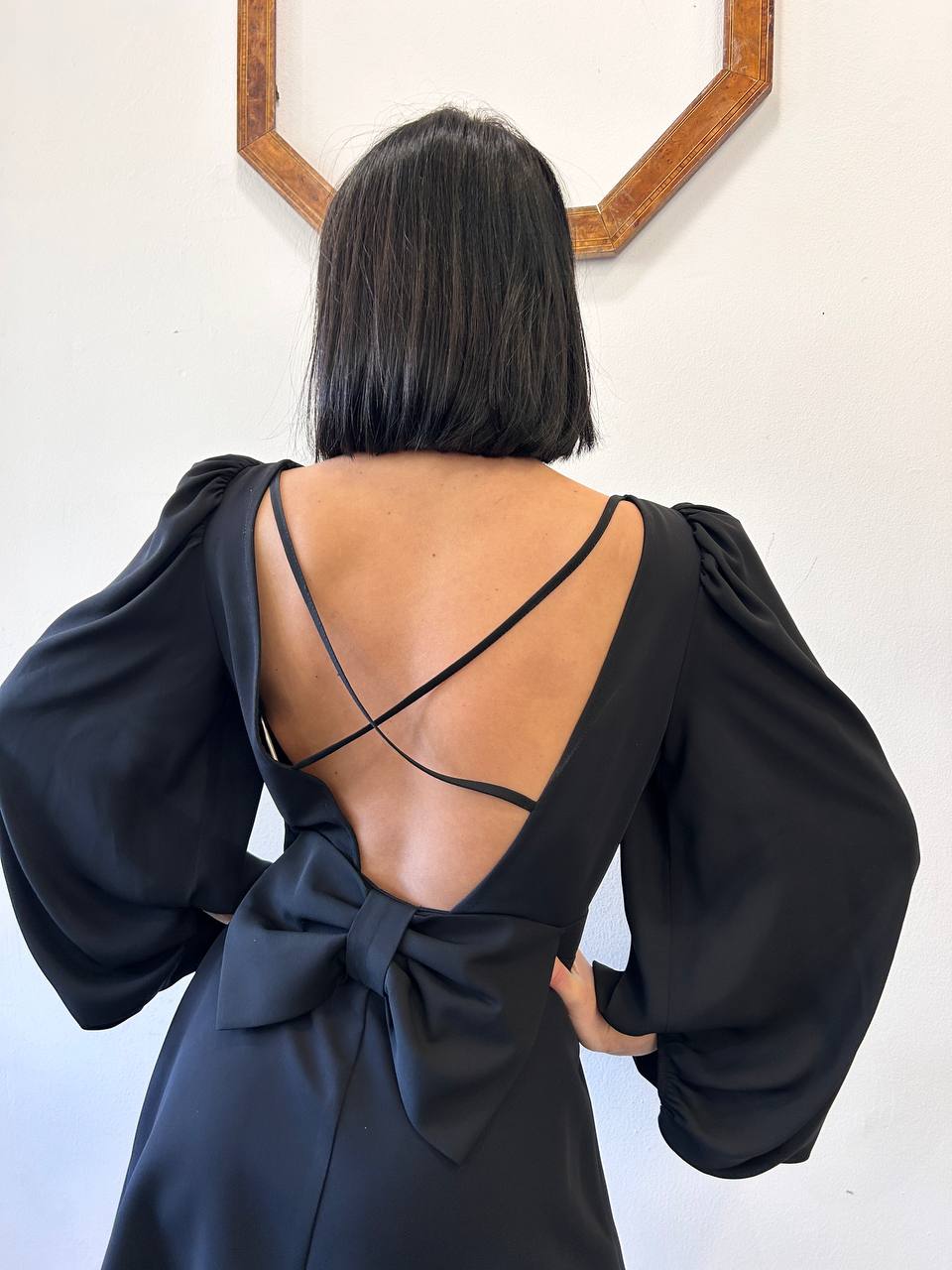 Mini abito a maniche ampie con schiena incrociata Olira