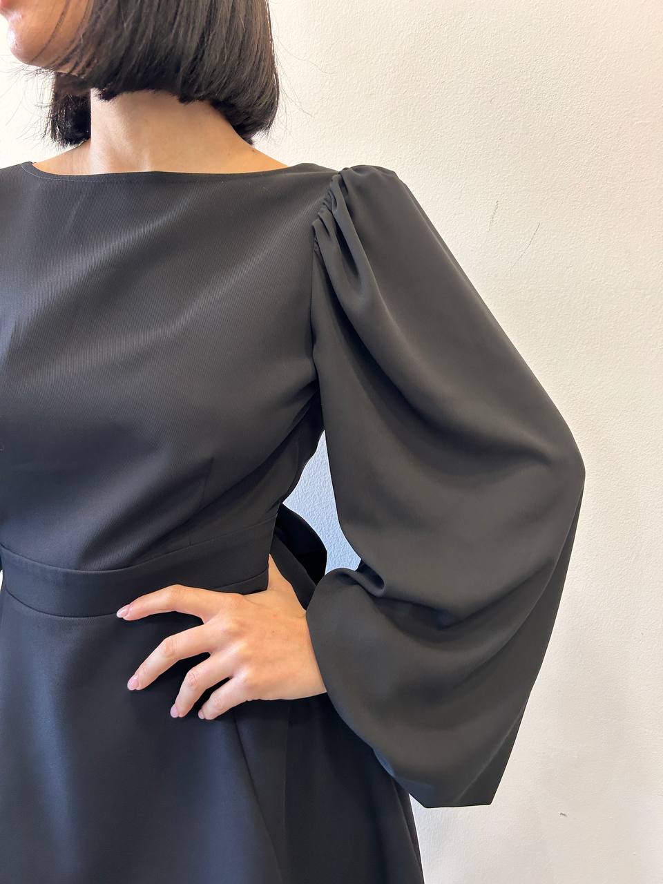 Mini abito a maniche ampie con schiena incrociata Olira