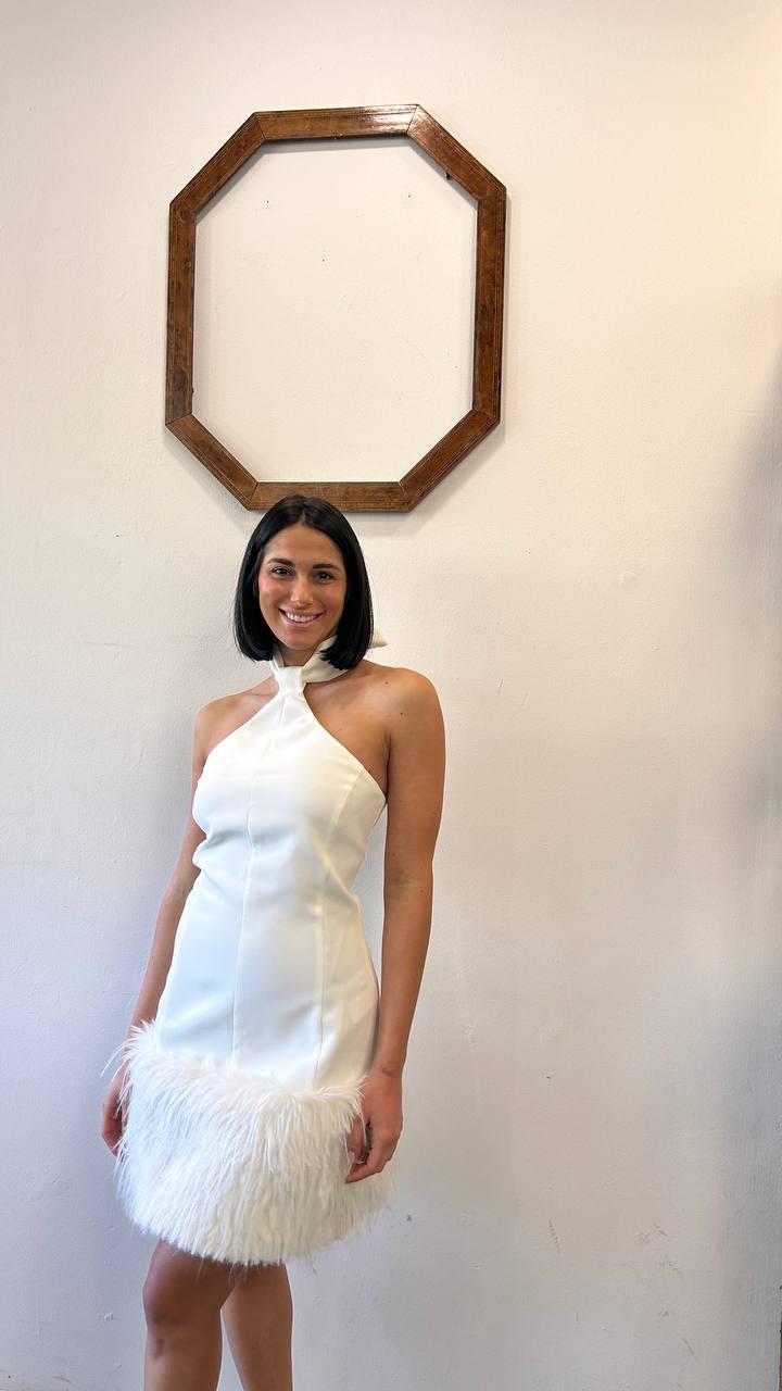 Abito collo halter ecopelliccia sul fondo Milia