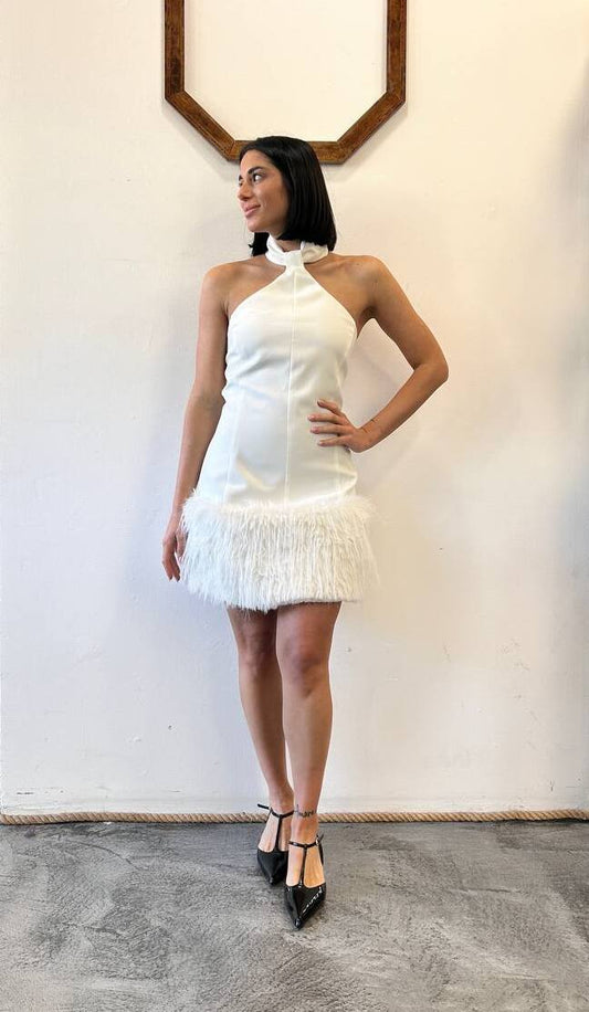 Abito collo halter ecopelliccia sul fondo Milia