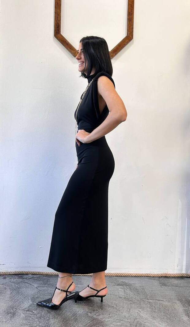 Abito smanicato con collana Felina