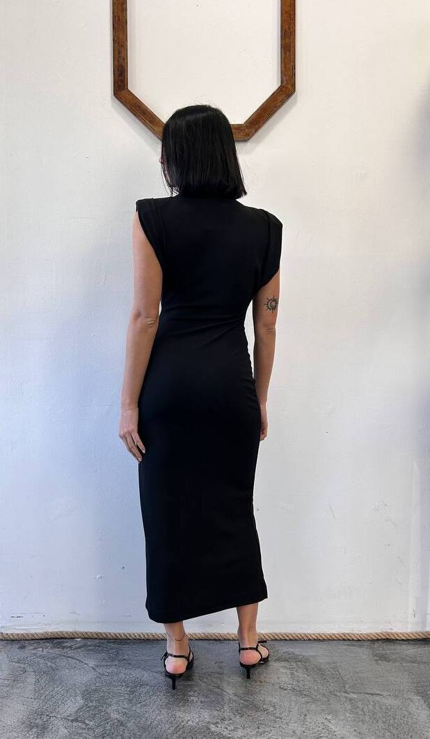 Abito smanicato con collana Felina