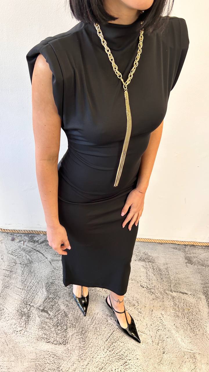 Abito smanicato con collana Felina