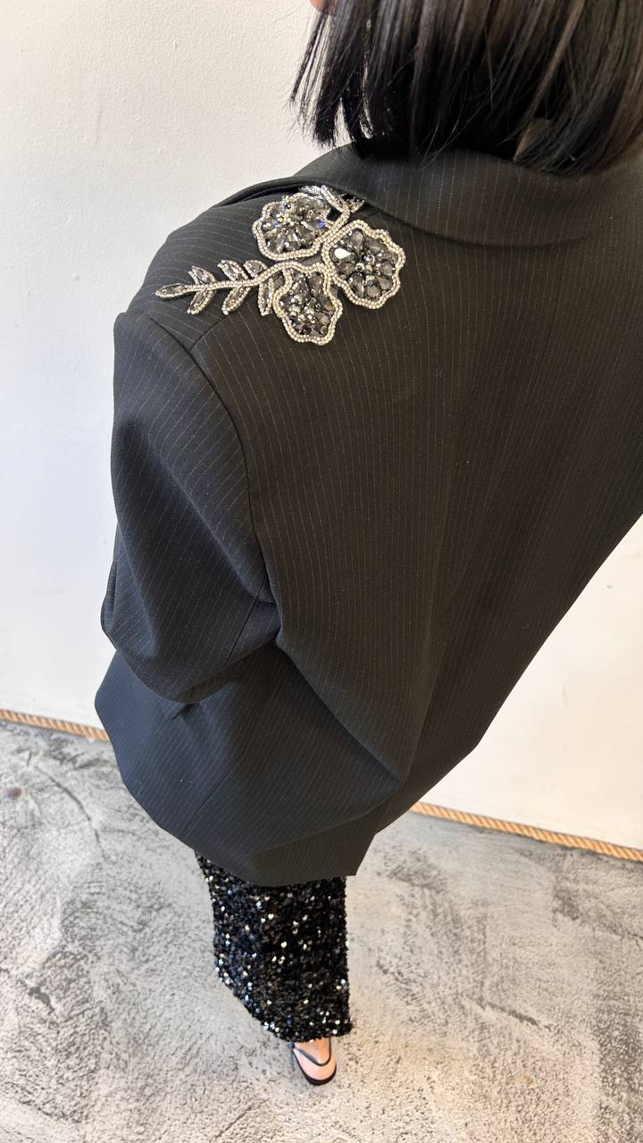 Blazer gessato over con decorazione floreale Loride