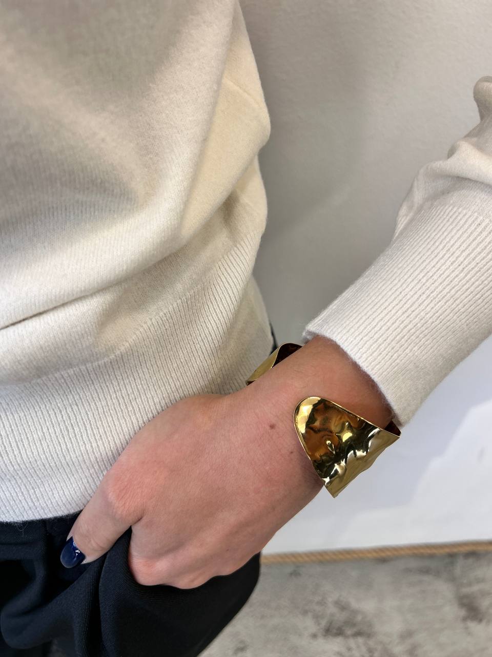 Bracciale a polsino effetto martellato Alira