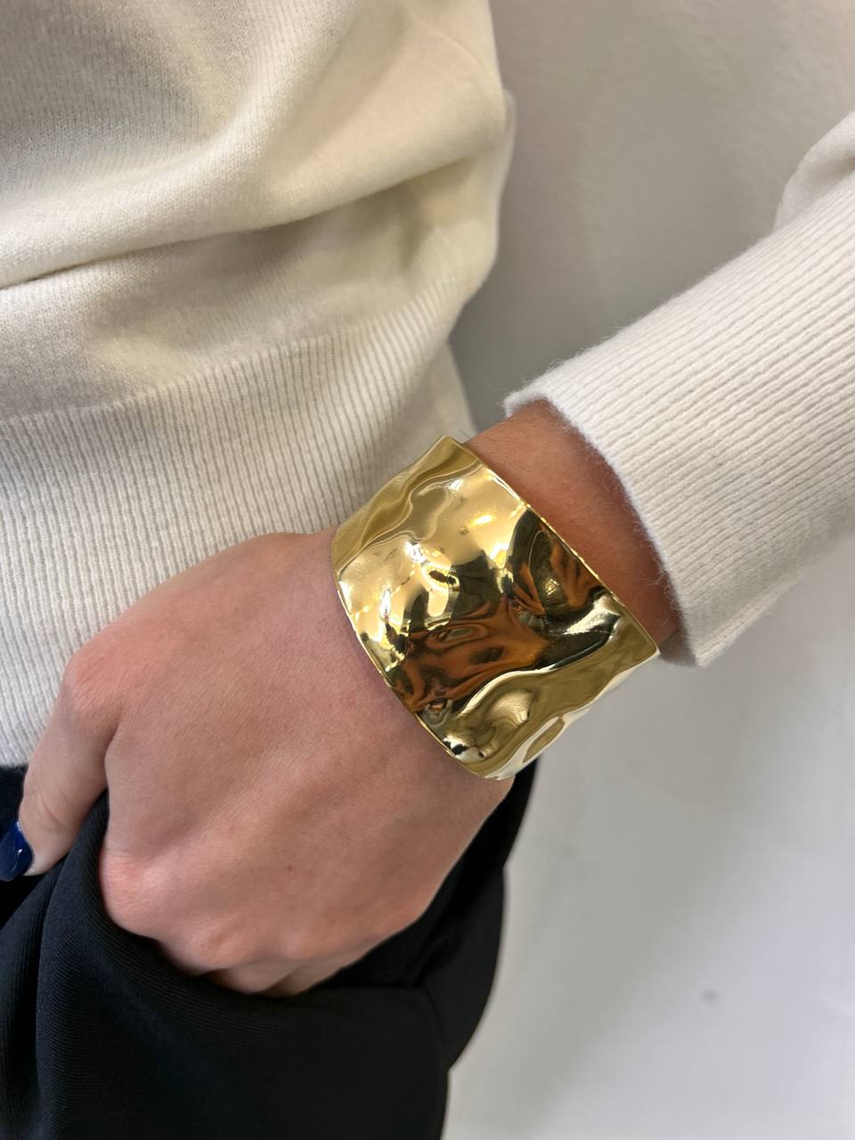 Bracciale a polsino effetto martellato Alira