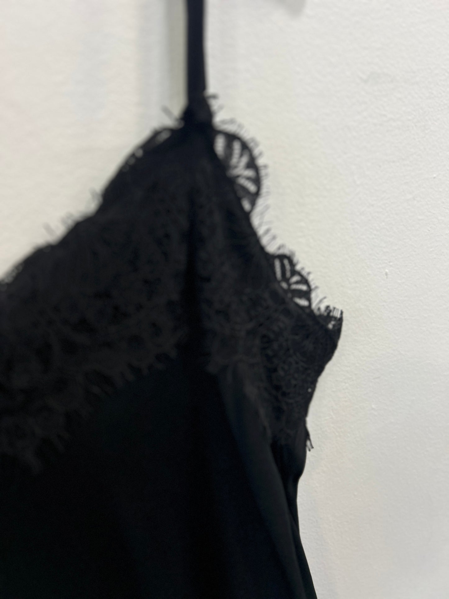 Abito in raso con spacco laterale Melia