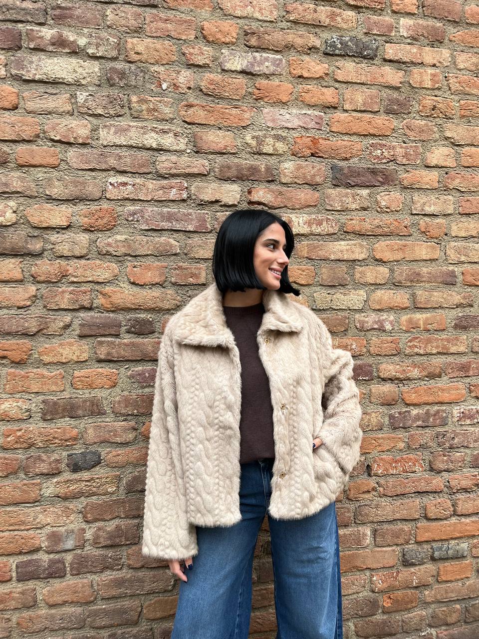 Ecopelliccia corta con motivo trecce Nevira