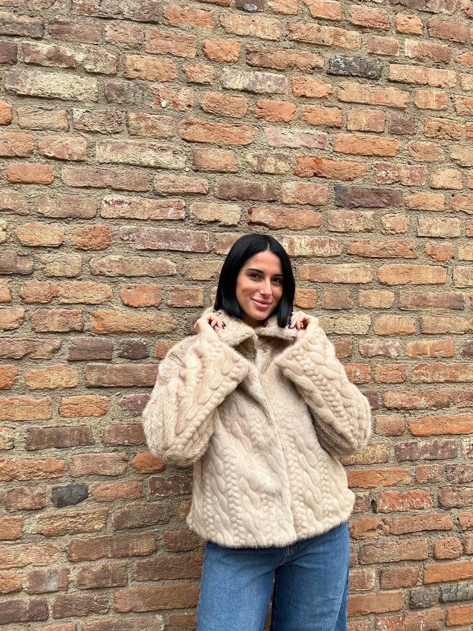 Ecopelliccia corta con motivo trecce Nevira