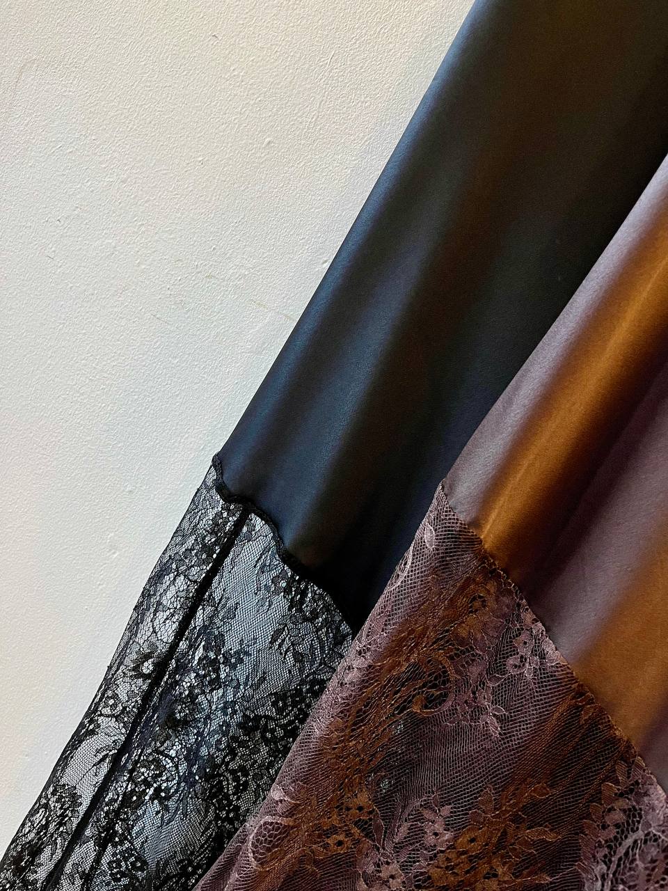 Abito in raso con inserti in pizzo Fiora