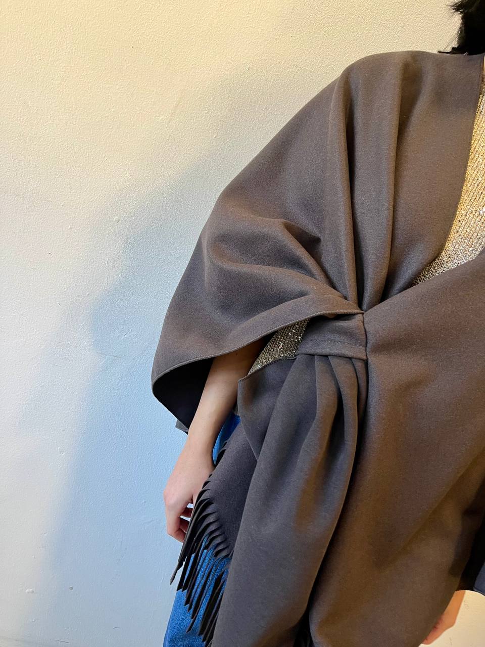 Mantella con nodo e frange Elenya