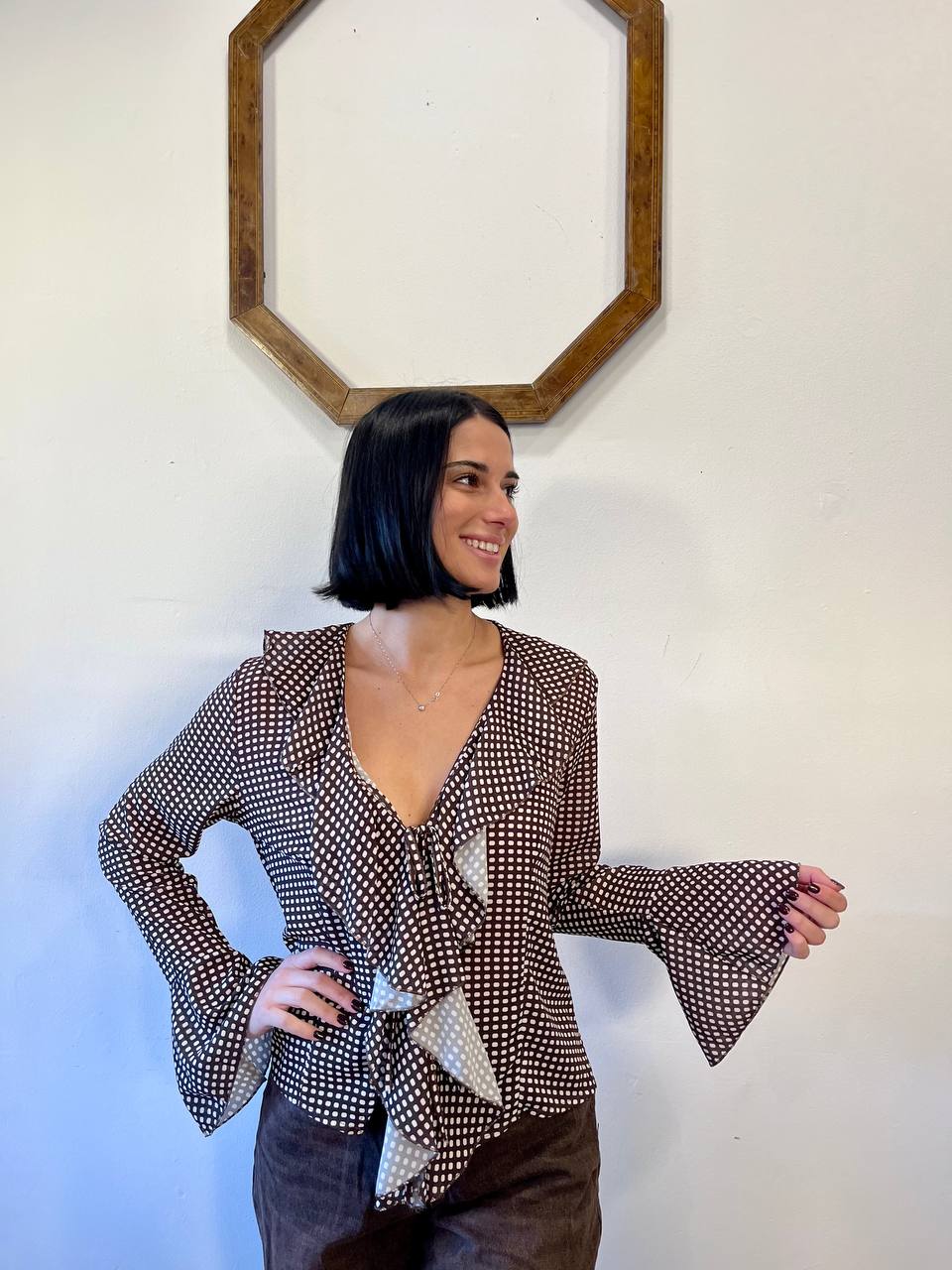 Camicia con stampa a pois e volant Emina