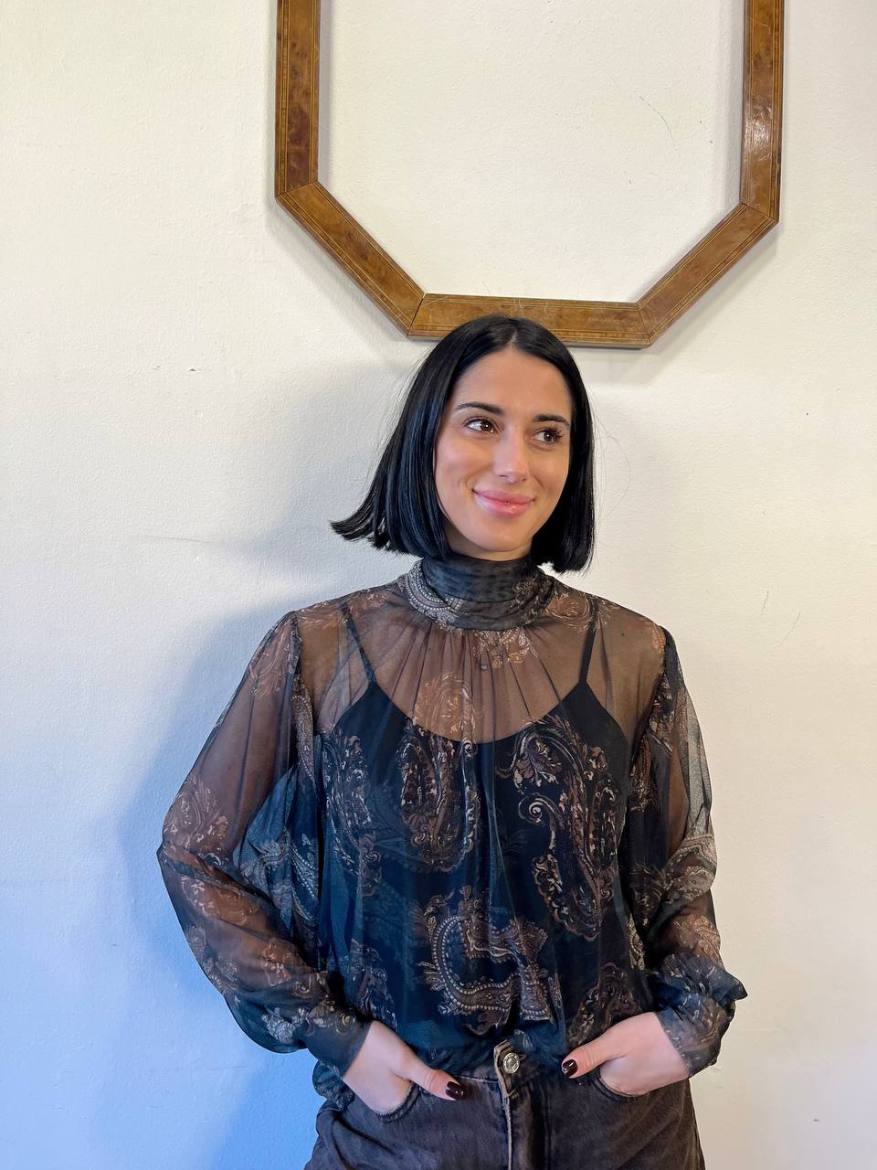 Blusa con stampa e collo alto arricciato Auren