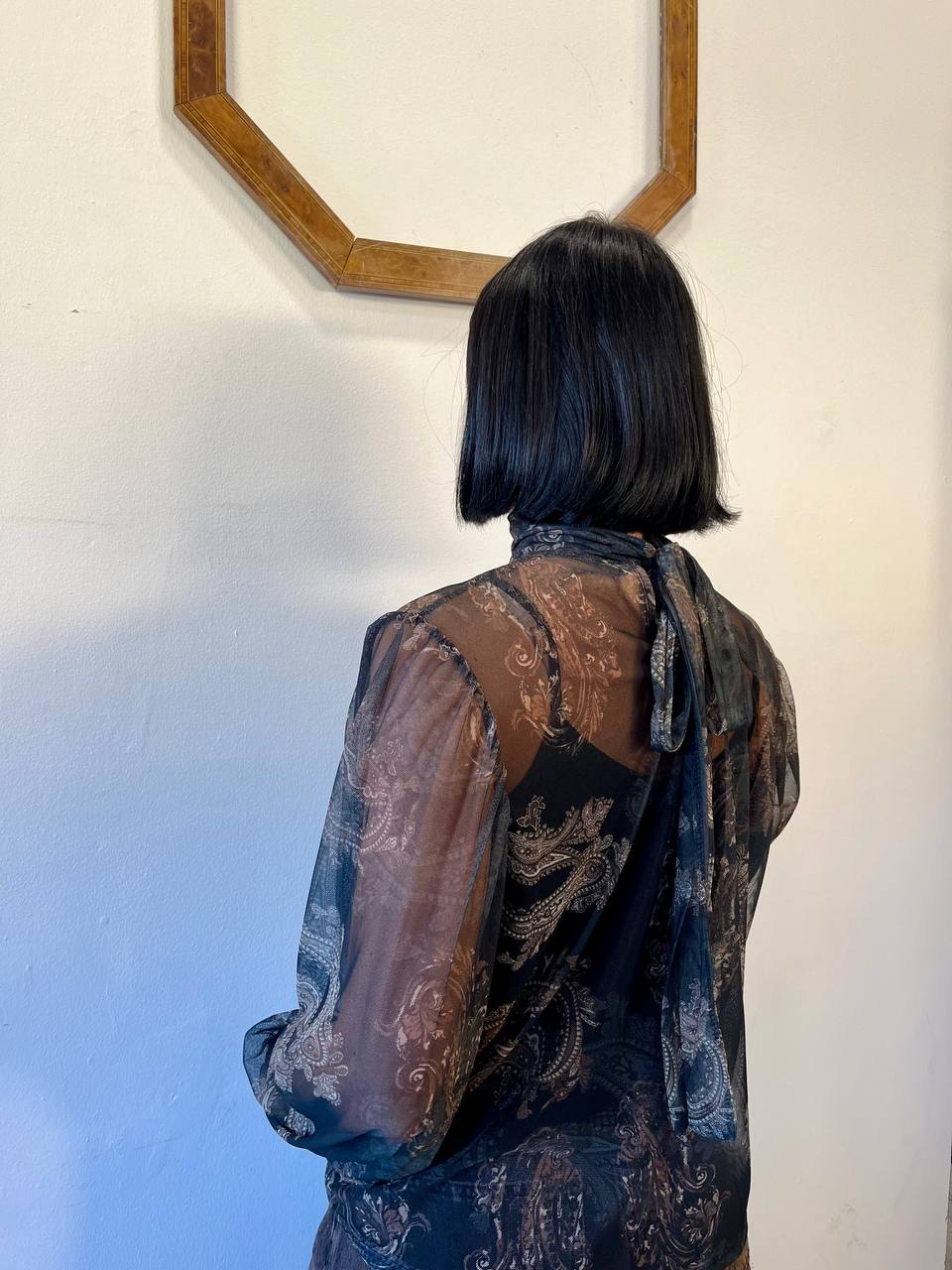 Blusa con stampa e collo alto arricciato Auren