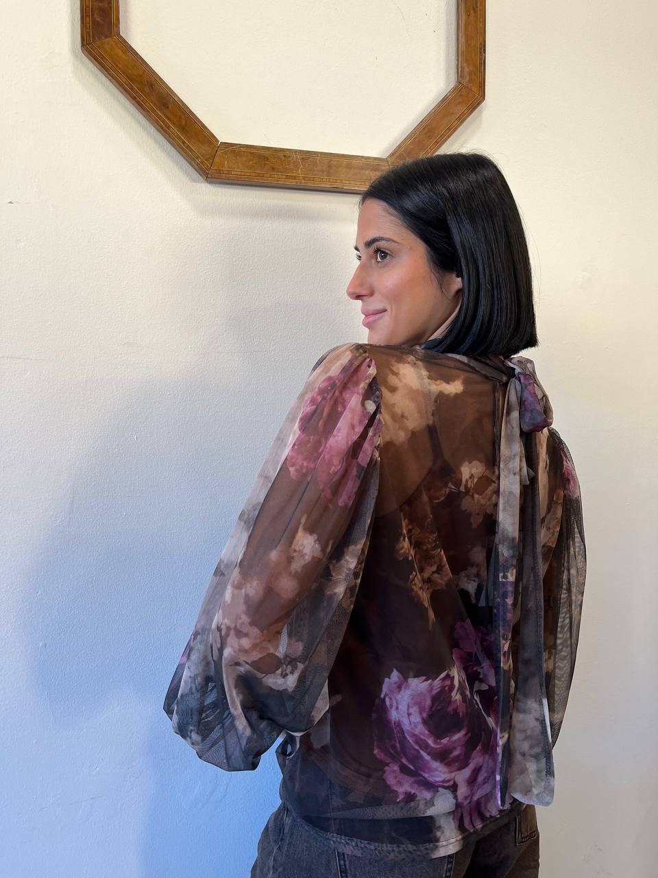 Blusa con stampa e collo alto arricciato Auren