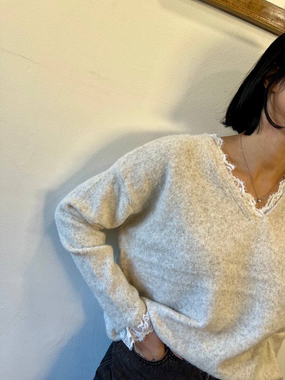 Maglioncino scollo a V con bordo in pizzo Elora