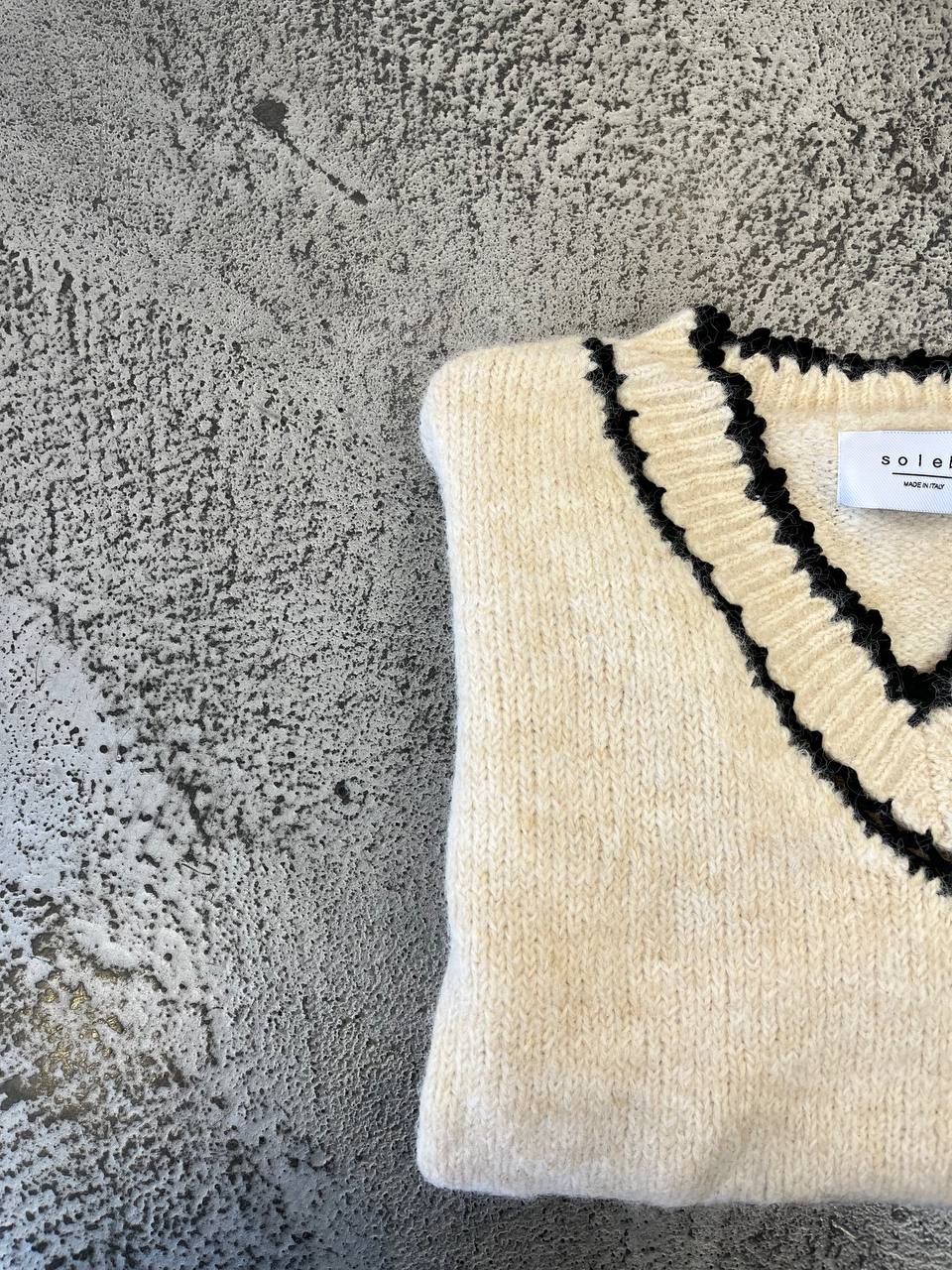 Maglione scollo a V con bordo a contrasto Dana