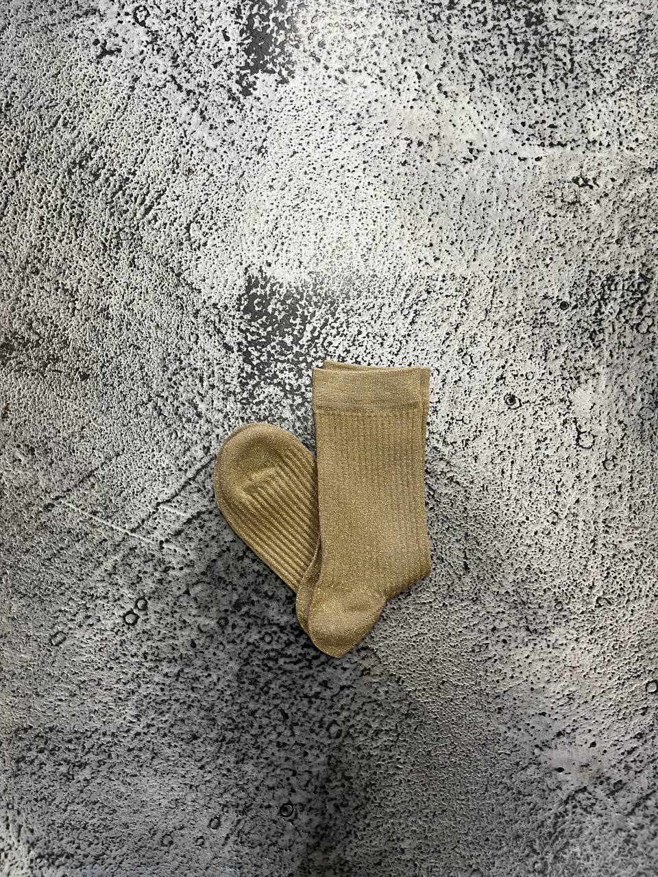 Calze a coste con filato luminoso Nairis