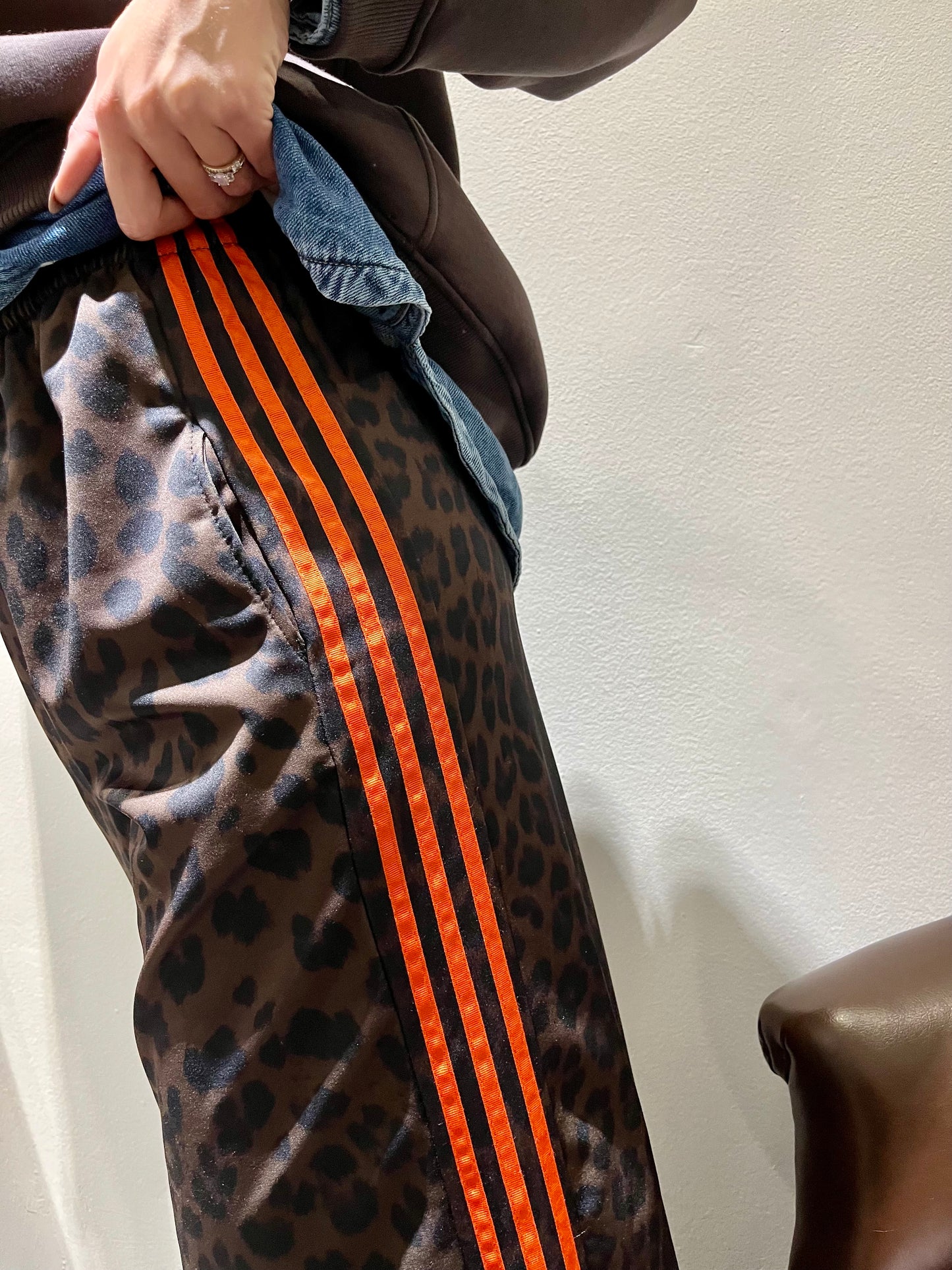 Pantaloni sportivi animalier con banda laterale Alaska