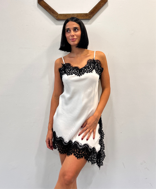 Abito in raso con spacco laterale Melia