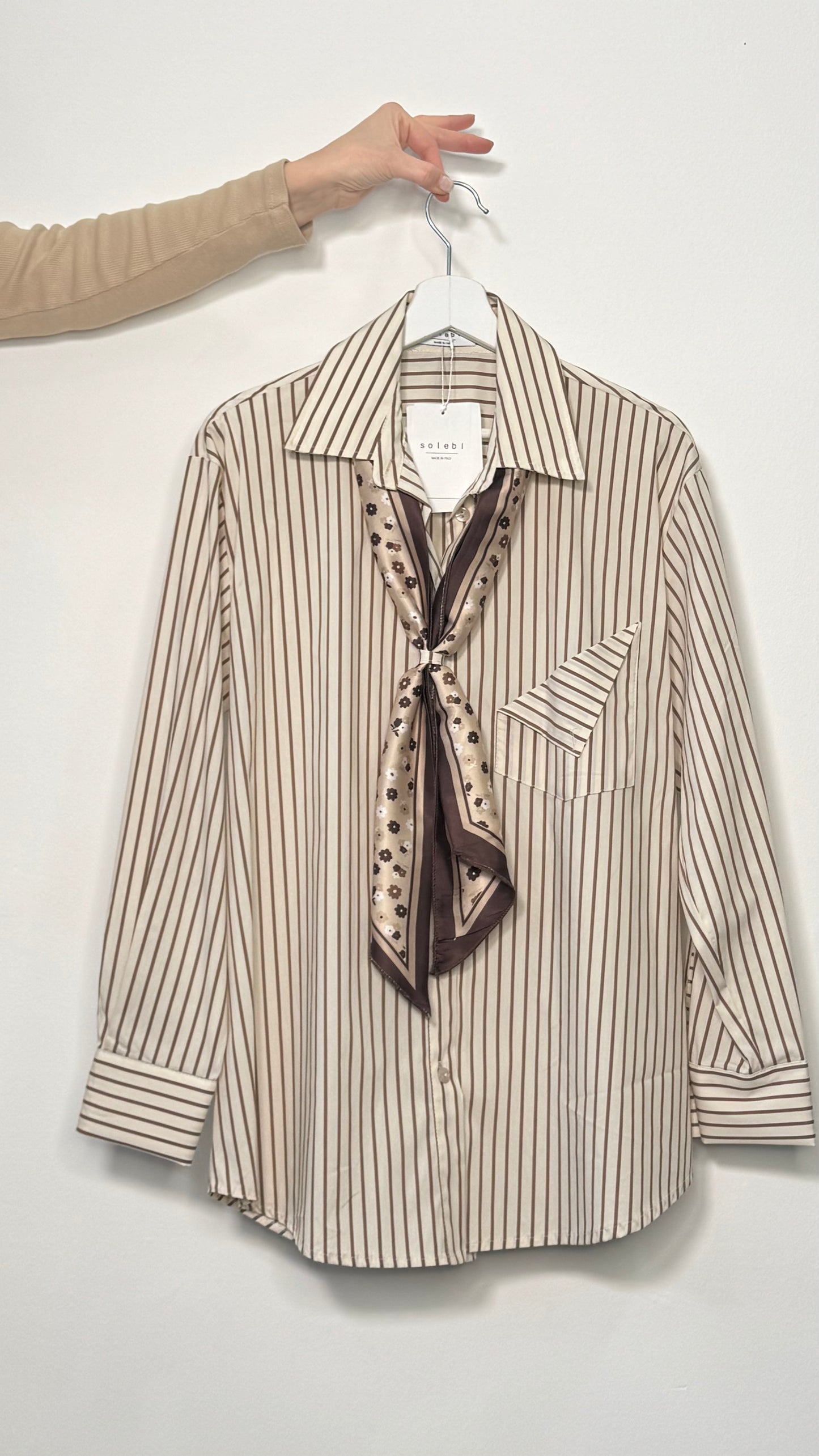 Camicia a righe con foulard Enea