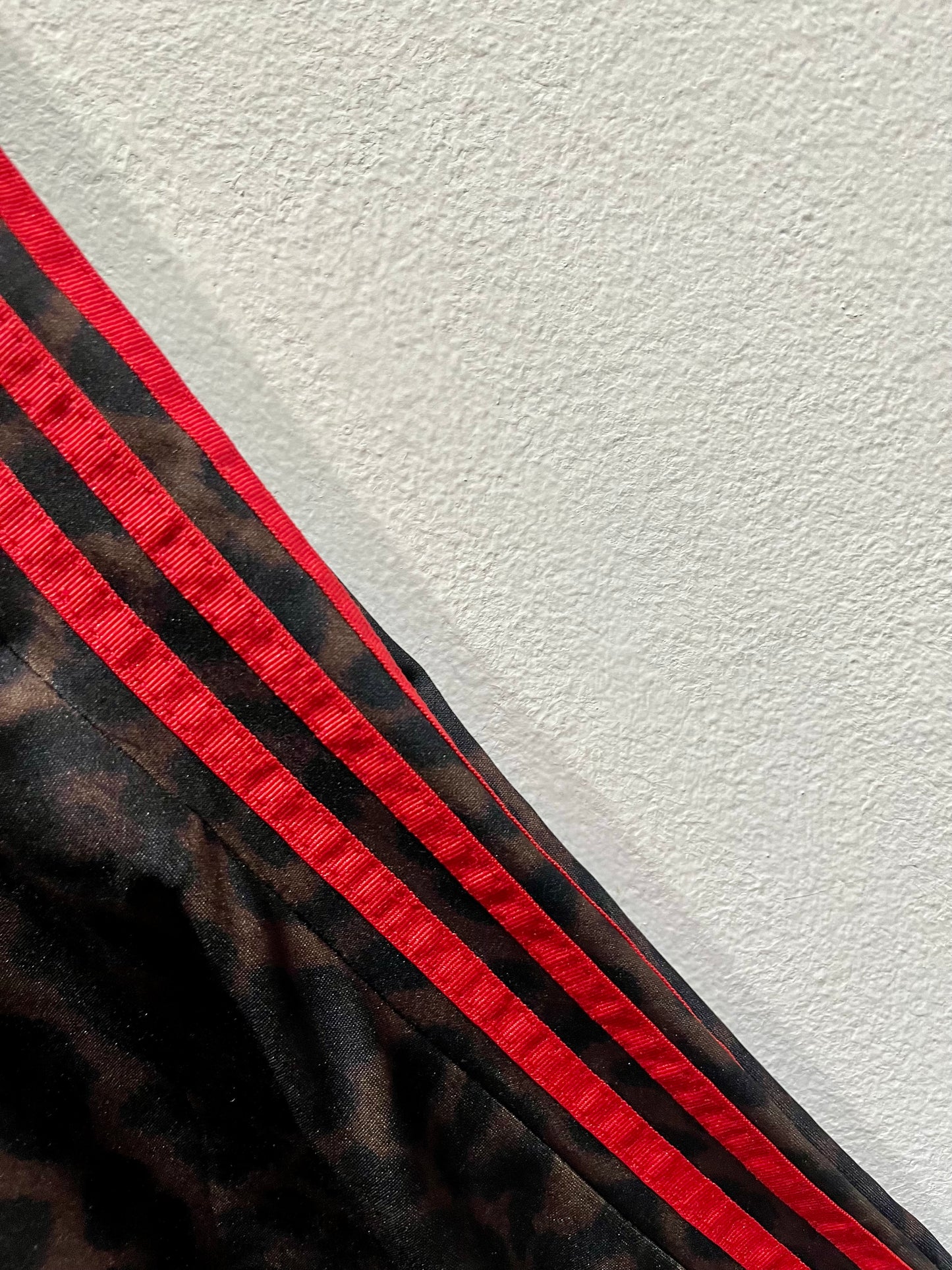 Pantaloni sportivi animalier con banda laterale Alaska