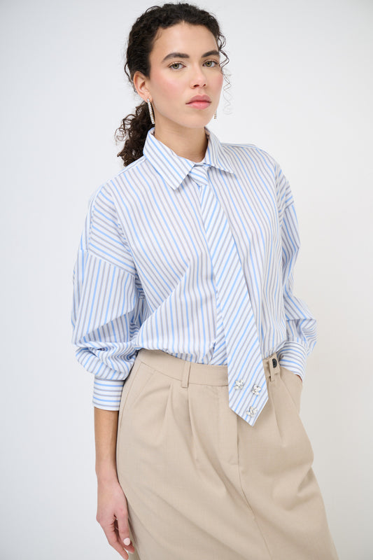 Camicia over con cravatta e spille Benedetta