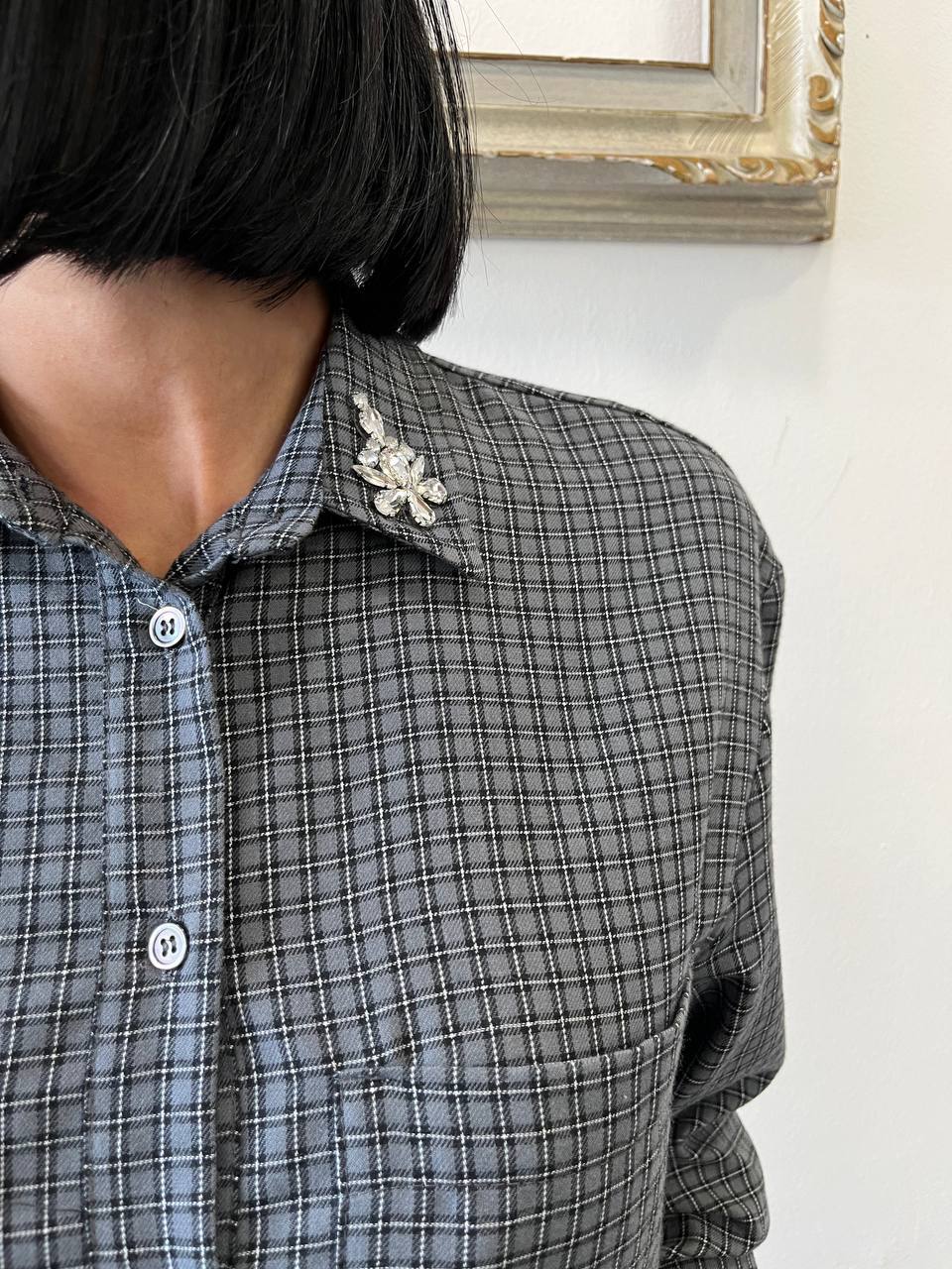 Camicia crop grigia con strass sul colletto Laura