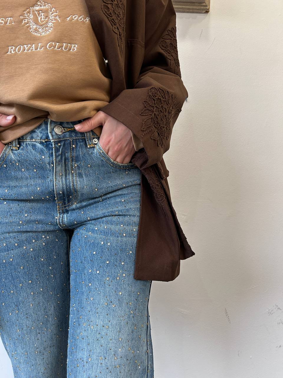 Jeans Aurora con strass e borchiette dorati