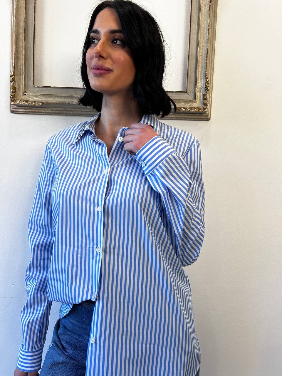 Camicia a righe con spilla Lilia